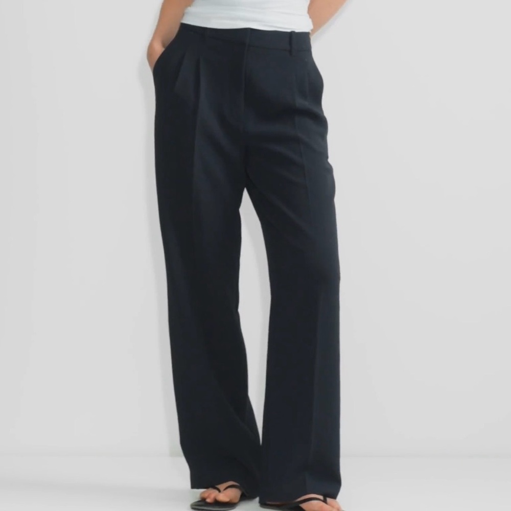 Aritzia The Effortless Pants (Crepette Material) in Black